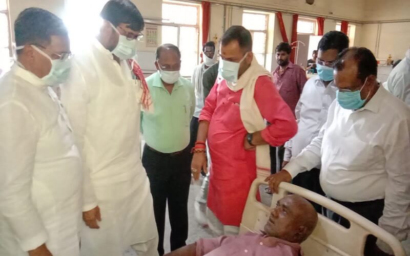 After Kotwali in Banda cabinet minister jai veer singh reached  hospital inspection and Chaupal in Mahokhar village 