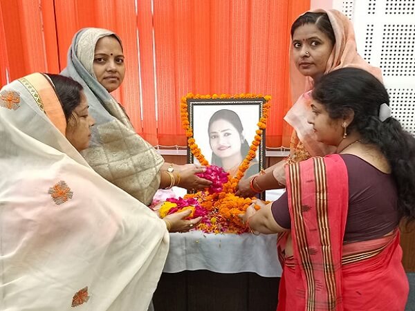 BJP Mahila Morcha pays tribute to JIP member Shweta in Banda