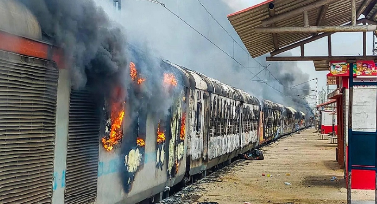 Agnipath Yojana Protest : Ballia burnt train in protest from Bihar to UP, stone pelting at varanshi and many places