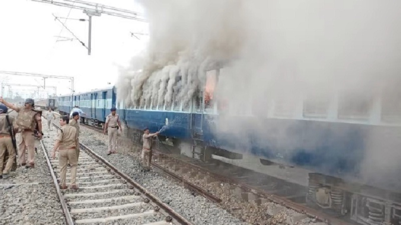 Agnipath Yojana Protest : Ballia burnt train in protest from Bihar to UP, stone pelting at varanshi and many places 
