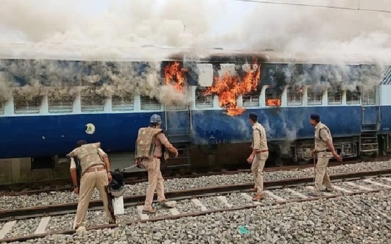 Agnipath Yojana Protest : Ballia burnt train in protest from Bihar to UP, stone pelting at varanshi and many places 