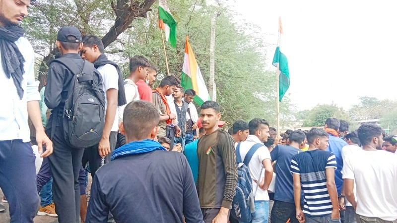 In Banda too, youths came out in protest against Agneepath scheme, submitted memorandum