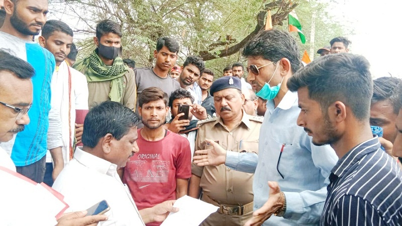 In Banda too, youths came out in protest against Agneepath scheme, submitted memorandum