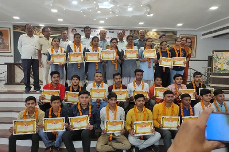 Banda DM honored meritorious by giving them citation