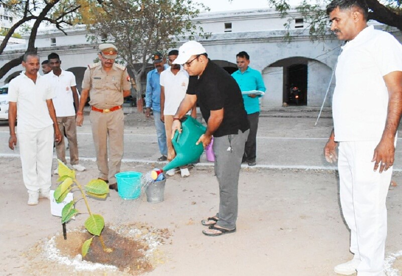 Banda Superintendent of Police Abhinandan planted saplings on World Environment Day