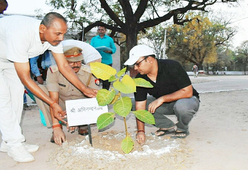 Banda Superintendent of Police Abhinandan planted saplings on World Environment Day