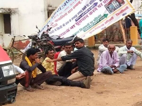 High speed bike overturned in Khanti, two including groom's brother killed, two injured in Banda 