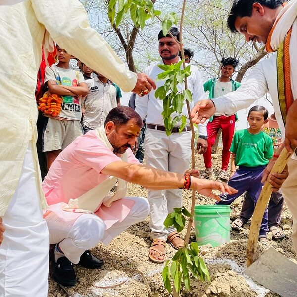 Banda : Sadar MLA laid foundation stone of Amrit Sarovar pond