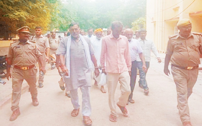 Big news from Banda, court sentenced dacoits to life imprisonment for killing 6 STF jawans