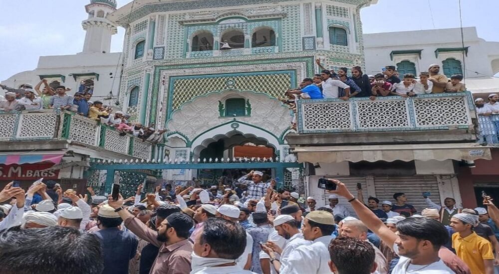 Friday prayers, peace in Kanpur - stone pelting in Prayagraj, procession in Saharanpur