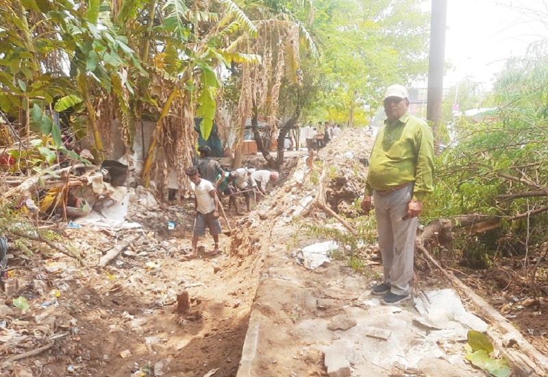 Cleanliness drive on instructions of Banda Municipality President Mohan Sahu