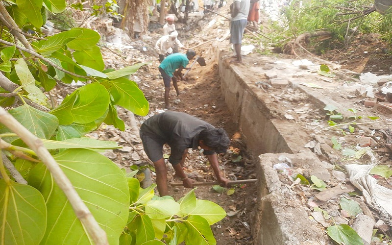 Cleanliness drive on instructions of Banda Municipality President Mohan Sahu