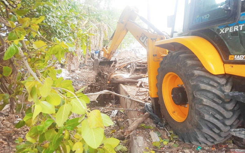 Cleanliness drive on instructions of Banda Municipality President Mohan Sahu