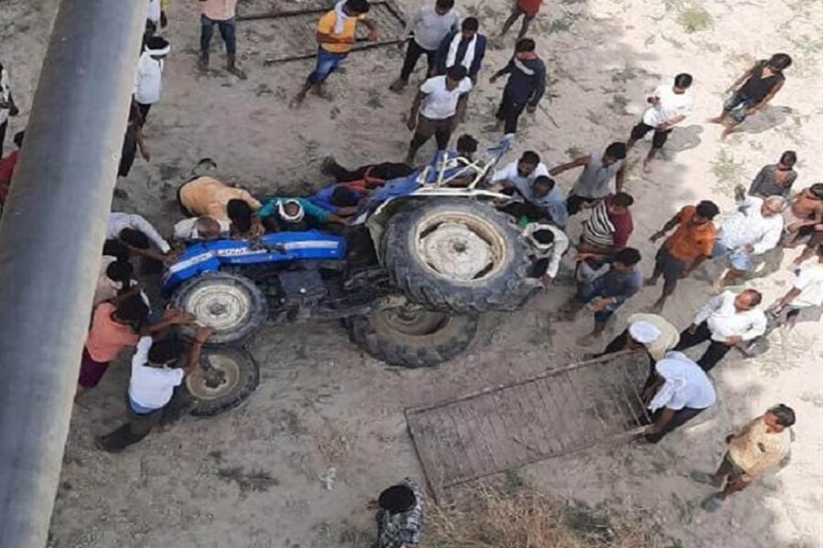 Unnao News Tractor overturned after breaking railing of Ganga bridge, driver dies after being crushed