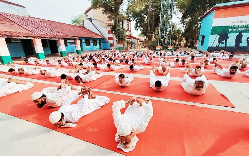 Yoga Day : Prisoners did yoga at 5 spots in Bijnor Jail