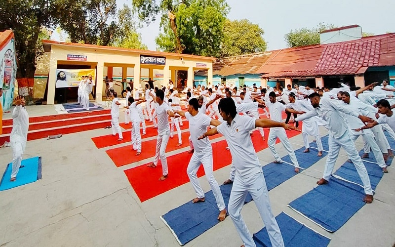Yoga Day : Prisoners did yoga at 5 spots in Bijnor Jail