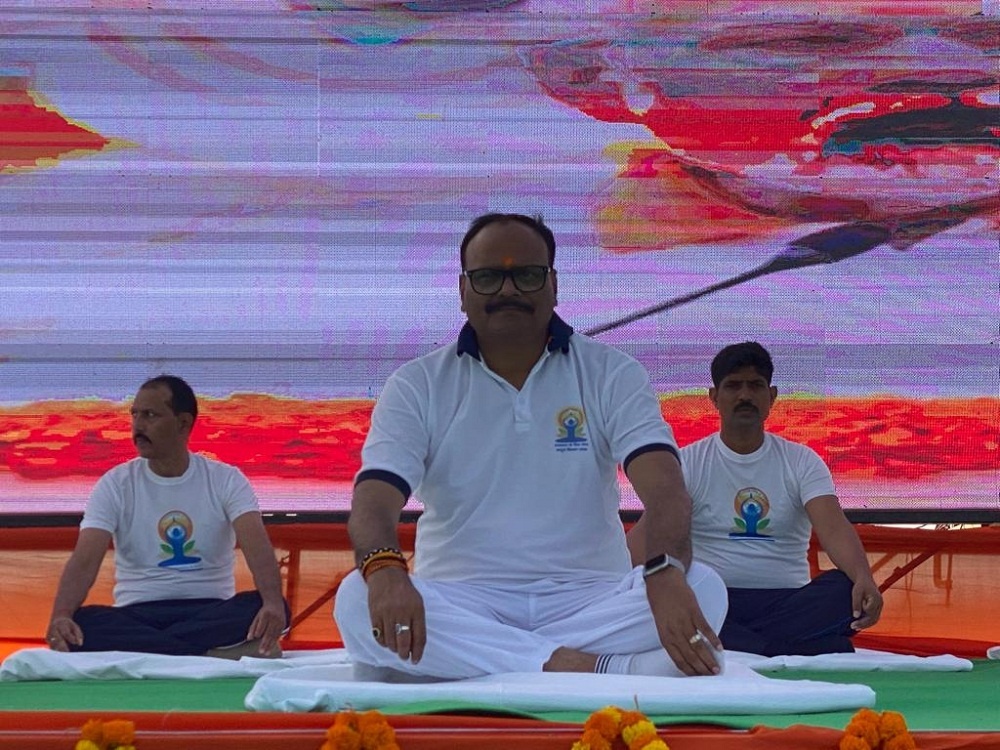 International Yoga Day 2022 : Deputy CM Brajesh Pathak did yoga on Sangat beach in Prayagraj
