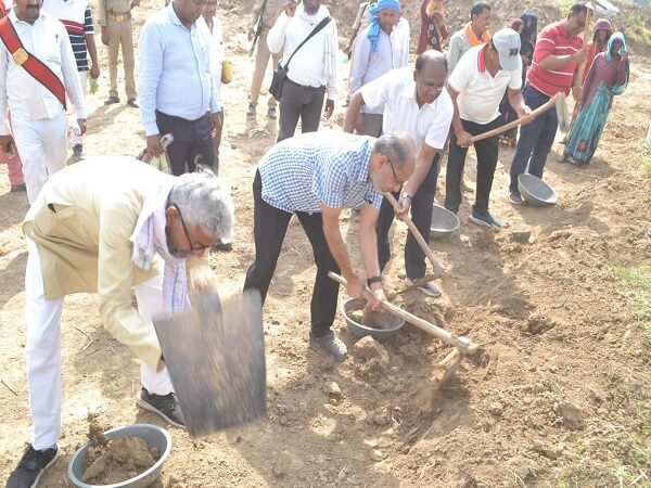 DM Anurag Patel and Jalpurush Uma Shankar Pandey also did Shramdan-plantation in Banda