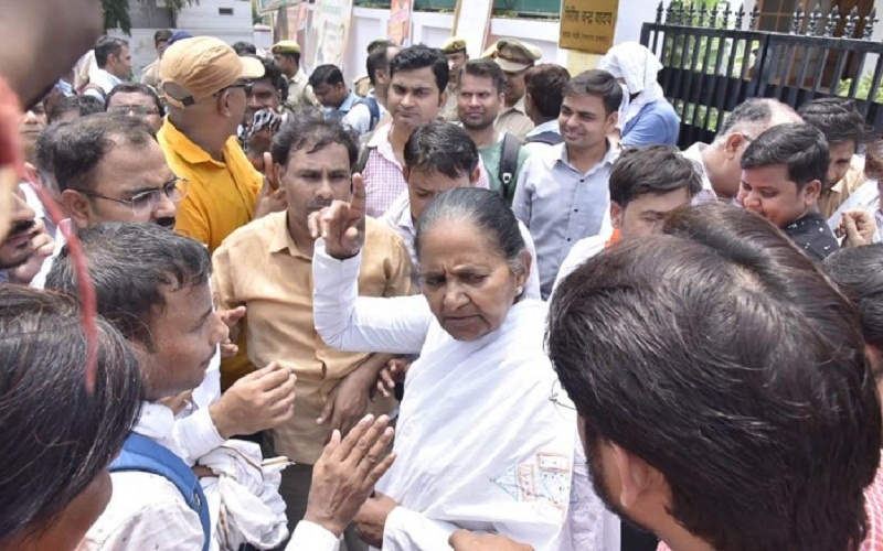 Lucknow : TGT-PGT candidates surrounded Education Minister's house, raised demand for appointment