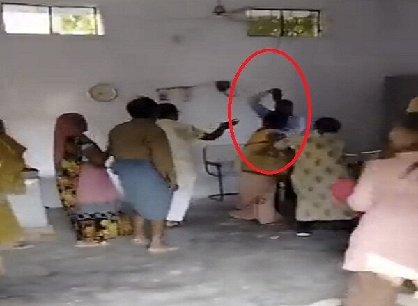 UP News : स्कूल में प्रधानाध्यापक ने महिला शिक्षामित्र को जूतों से पीटा, देखें वीडियो