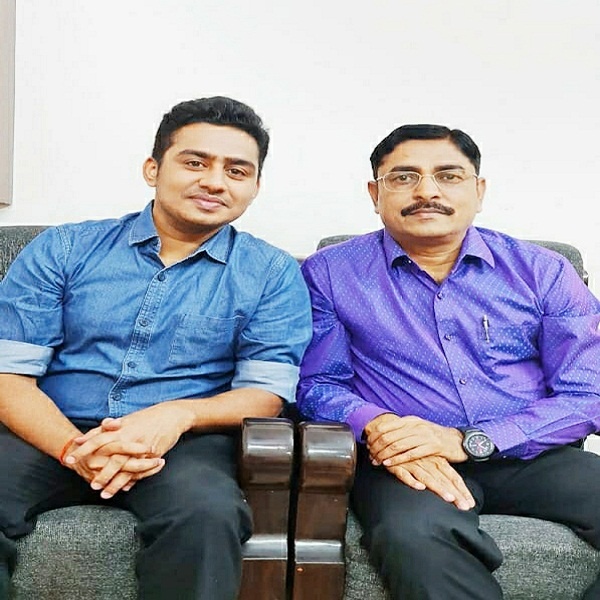 UPSC 2021 :  Rishabh became IPS reach in Banda, took blessings from ASP uncle