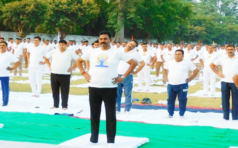 Yoga Day : Soldiers also did yoga along with police officers in Sitapur ATC