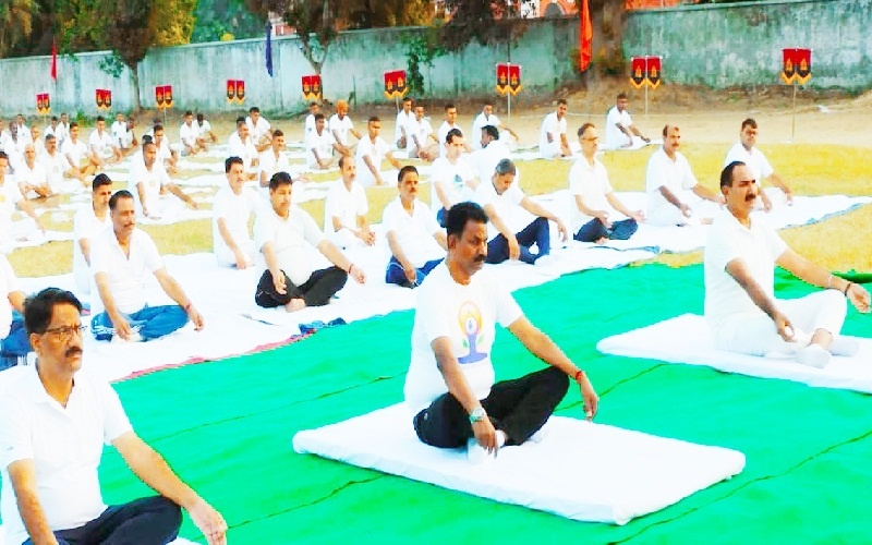 Yoga Day : Soldiers also did yoga along with police officers in Sitapur ATC
