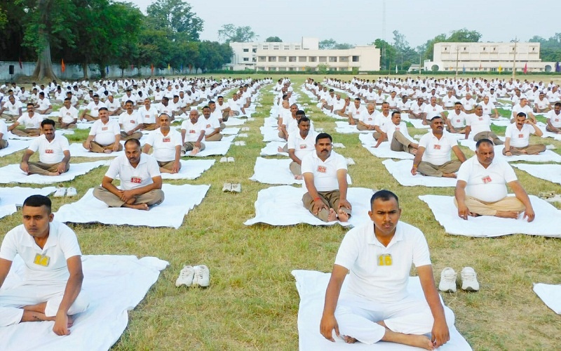 Yoga Day : Soldiers also did yoga along with police officers in Sitapur ATC