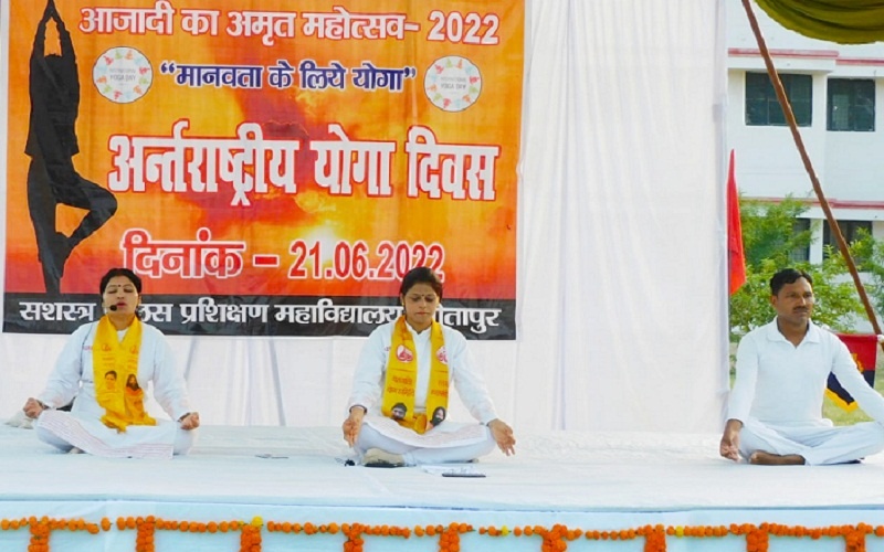 Yoga Day : Soldiers also did yoga along with police officers in Sitapur ATC