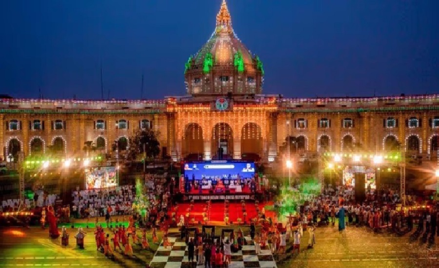 Chess Olympiad : Torch of Chess Olympiad in Lucknow, game of checkbox between CM Yogi and Vishwanathan Anand