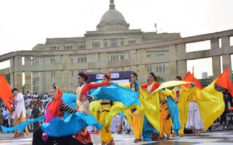 Chess Olympiad : Torch of Chess Olympiad in Lucknow, game of checkbox between CM Yogi and Vishwanathan Anand
