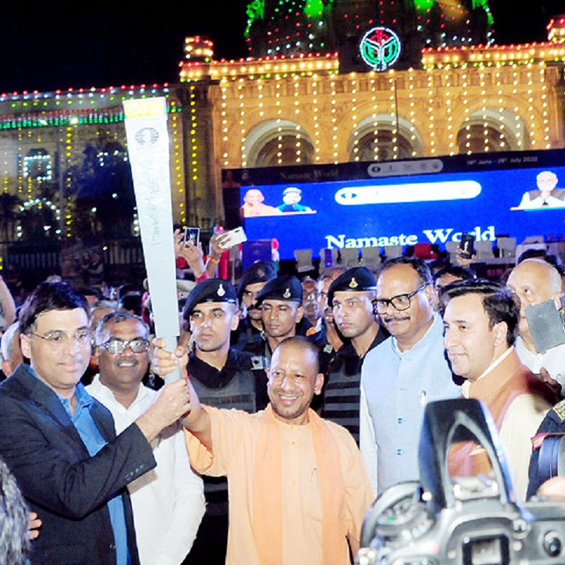 Chess Olympiad : Torch of Chess Olympiad in Lucknow, game of checkbox between CM Yogi and Vishwanathan Anand