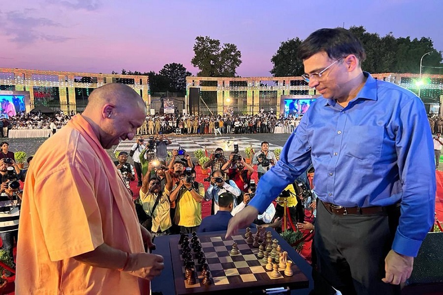 Chess Olympiad : Torch of Chess Olympiad in Lucknow, game of checkbox between CM Yogi and Vishwanathan Anand