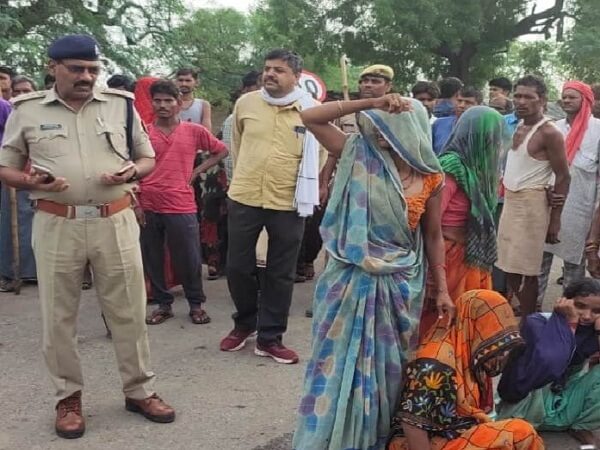 Traumatic death of woman after being crushed by truck in Banda, lactating girl also seriously injured