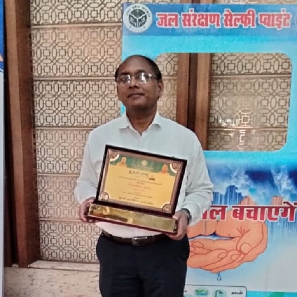 CM Yogi honored Banda DM Anurag Patel in Lucknow 