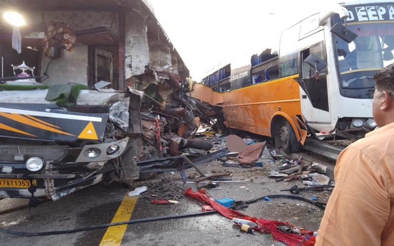 Two buses collide on Purvanchal Expressway, 8 killed on the spot, 16 injured