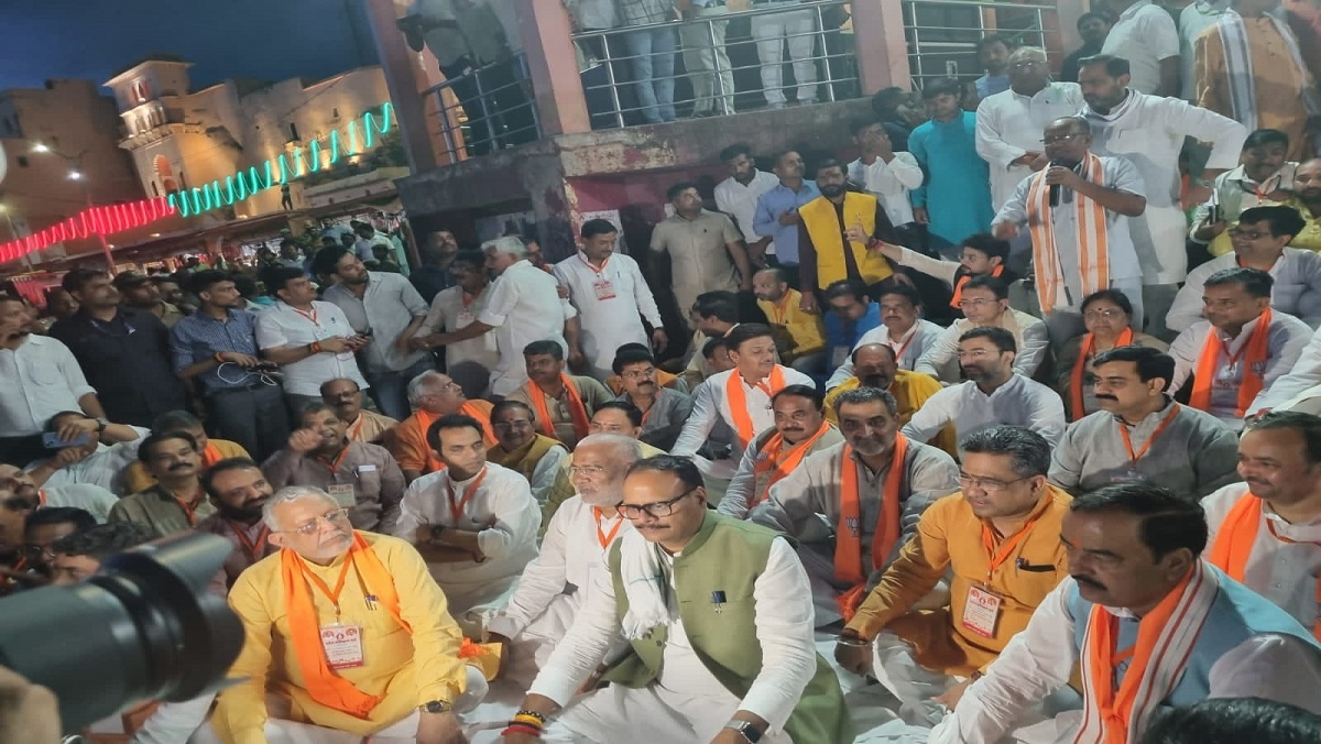 Bjp meeti in chitrakoot : Both Deputy CM and ministers performed aarti at holy Ramghat while getting wet in rain 