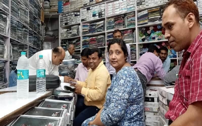 GST raid on this garments shop in Banda, fear of getting manipulation of crores