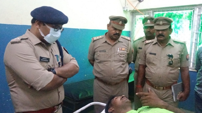 In Banda, Sirfir first stabbed his girlfriend, then shot her, police arrested him in an encounter