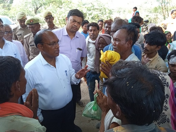 Banda DM continues to console victims of Chitrakoot accident reaching village