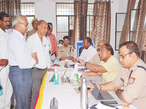 DM bluntly in Banda, if public grievances are kept pending then officers will settle
