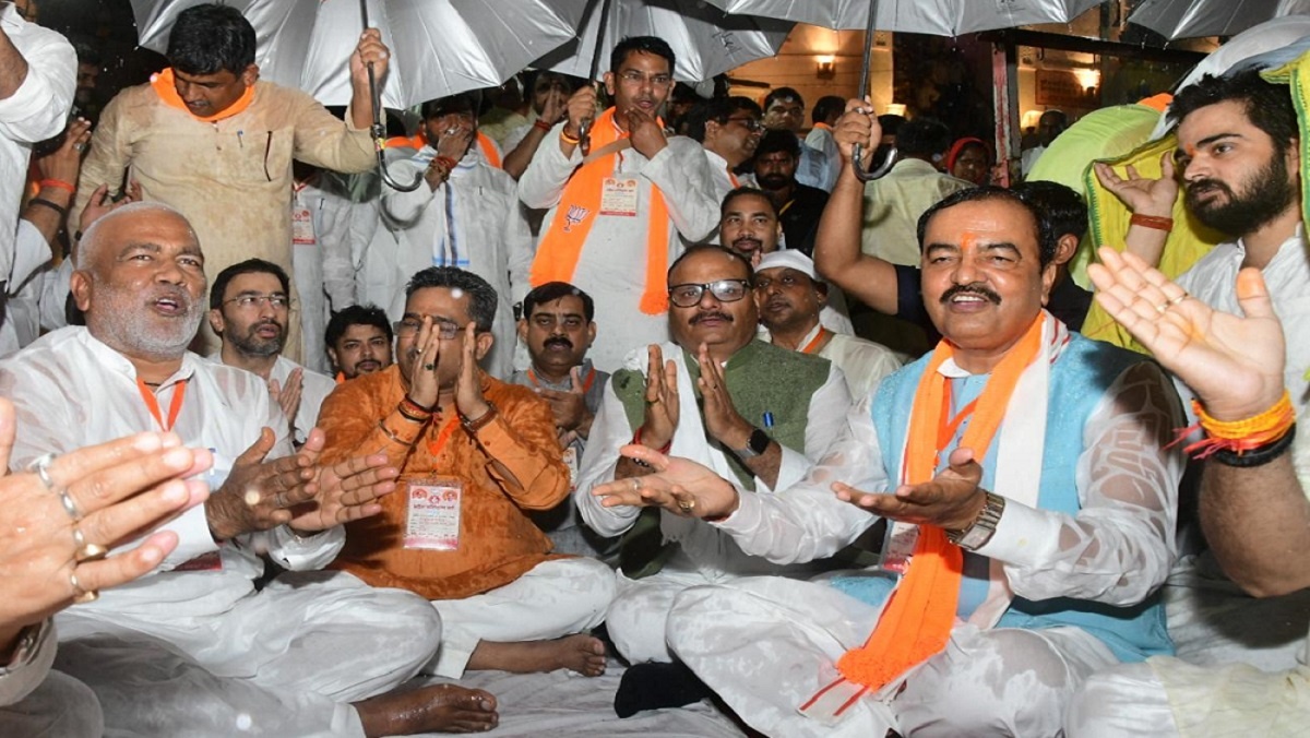 Bjp meeti in chitrakoot : Both Deputy CM and ministers performed aarti at holy Ramghat while getting wet in rain 