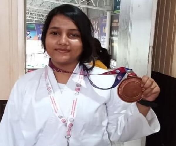 Banda News : बांदा की बेटी अनुष्का पांडे ने कराटे में जीता पदक