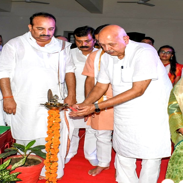 Two ministers reached Banda, Agriculture Minister Suryapratap Shahi said BJP believes in development