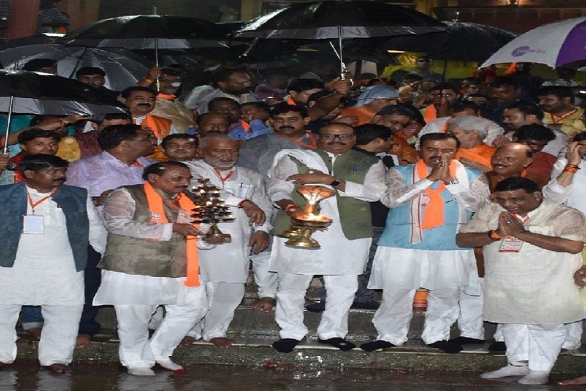 Bjp meeti in chitrakoot : Both Deputy CM and ministers performed aarti at holy Ramghat while getting wet in rain 