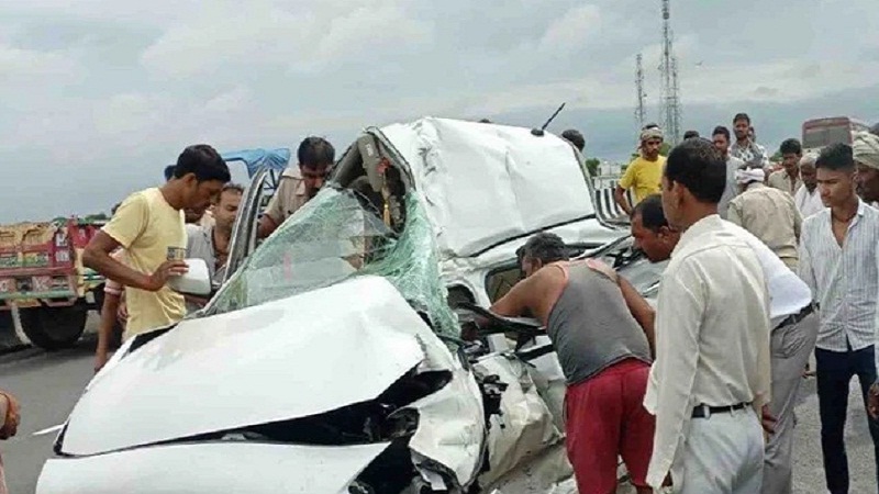 Accident : In Jaloun Uncontrollable truck hit the car, one death-two serious