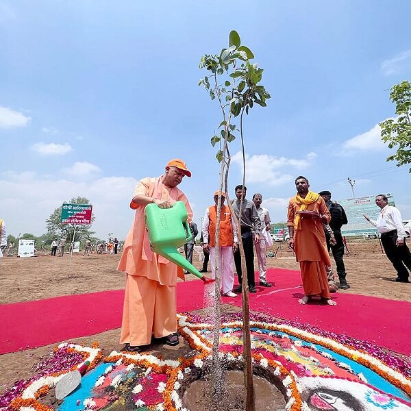 Chitrakoot: Chief Minister Yogi planted a sapling Harishankari, launched 35 crore tree plantation campaign