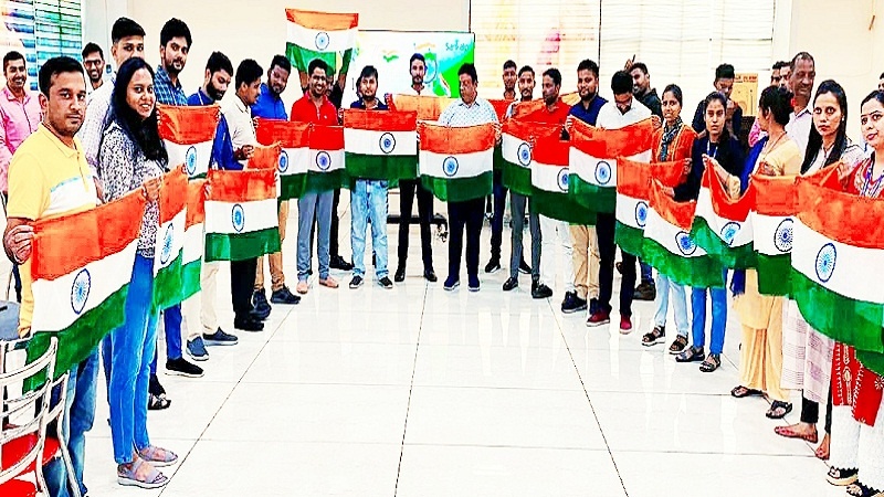 Amroha : CEO presented tricolor to employees on Amrit Mahotsav