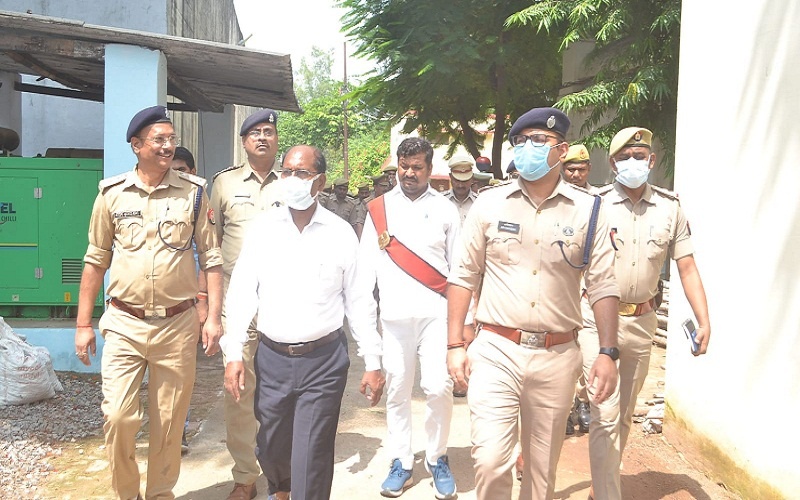 Banda News : Banda DM-SP inspected jail, searched Mukhtar's barracks