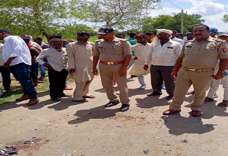 Banda News : horrific collision between two bikes in Banda, one young man killed - three serious
